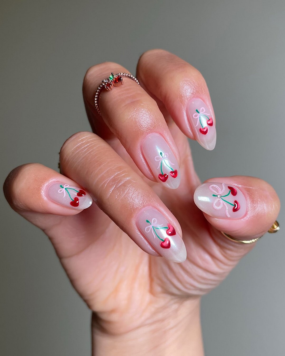 Манікюр із сердечками в лютому 2026 року: романтичний акцент сезону