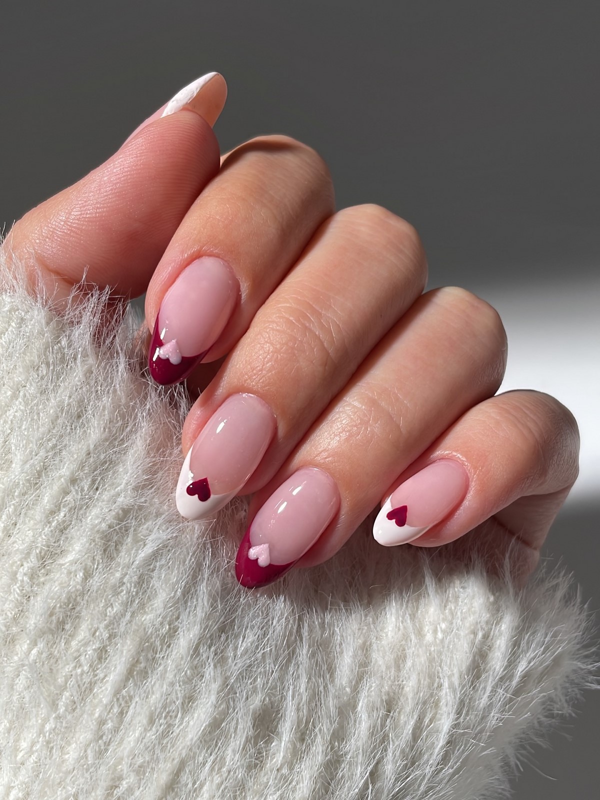 Манікюр із сердечками в лютому 2026 року: романтичний акцент сезону