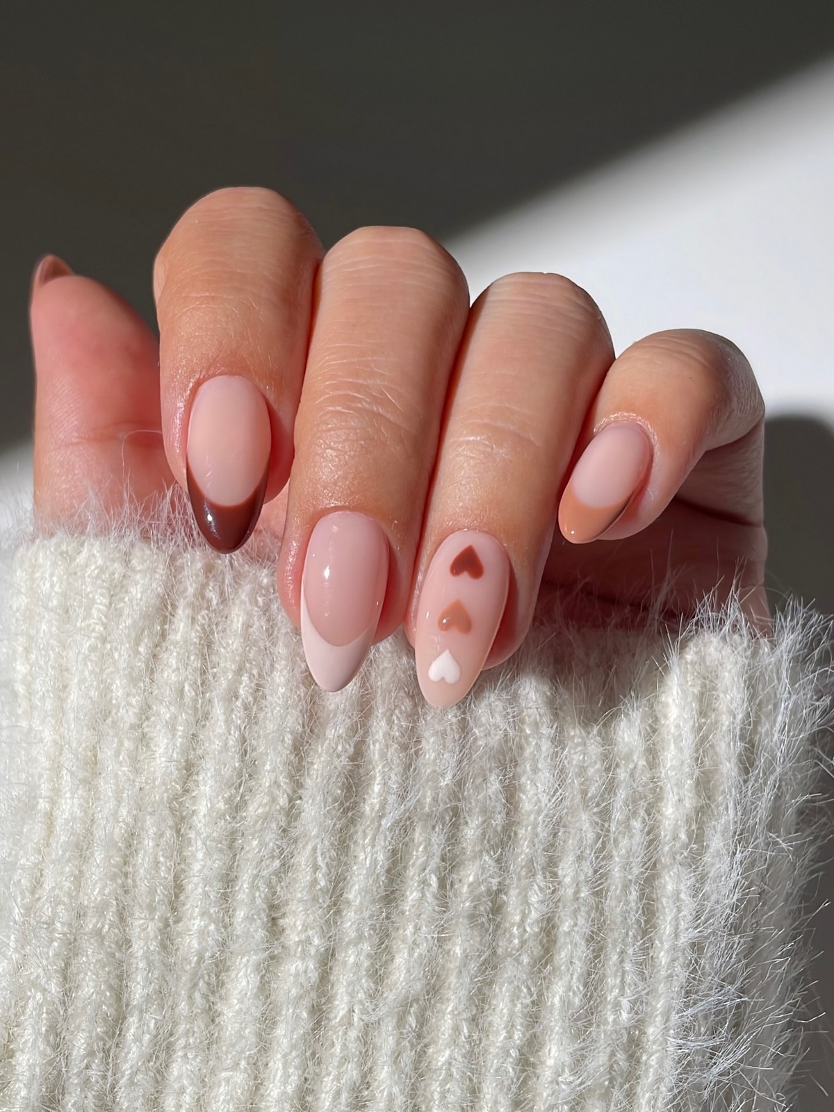 Манікюр із сердечками в лютому 2026 року: романтичний акцент сезону