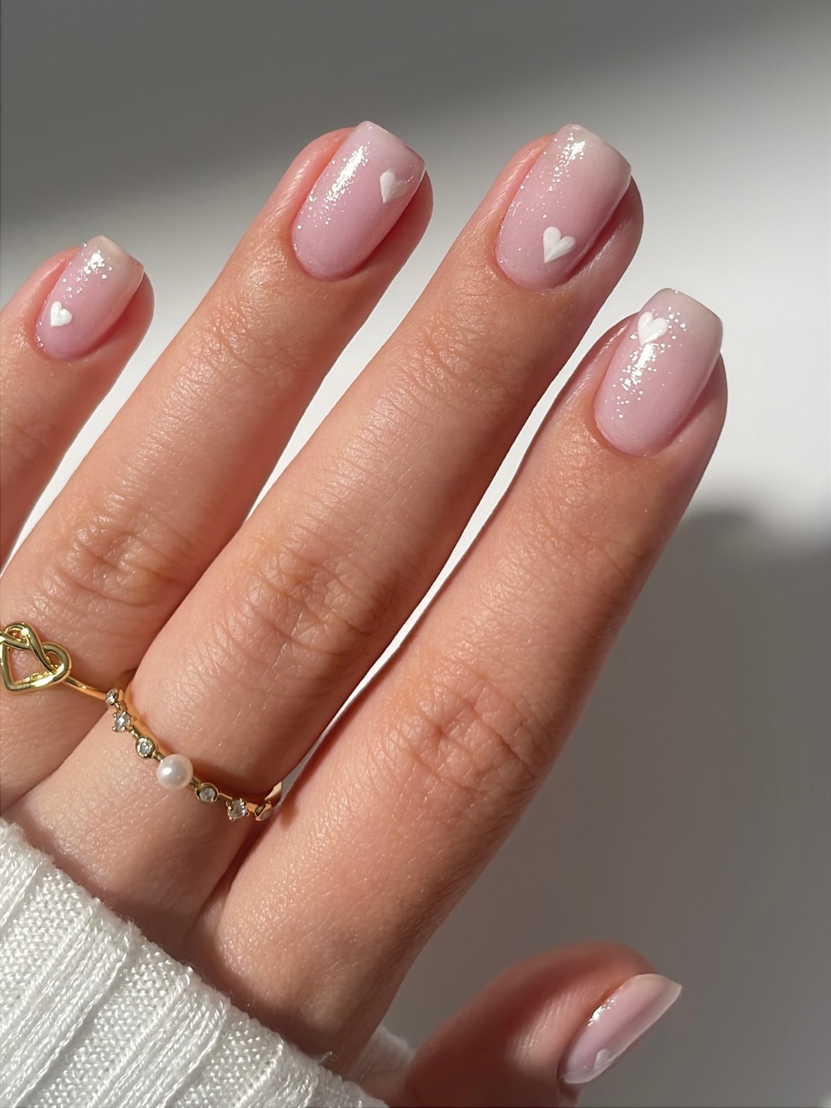 Манікюр із сердечками в лютому 2026 року: романтичний акцент сезону