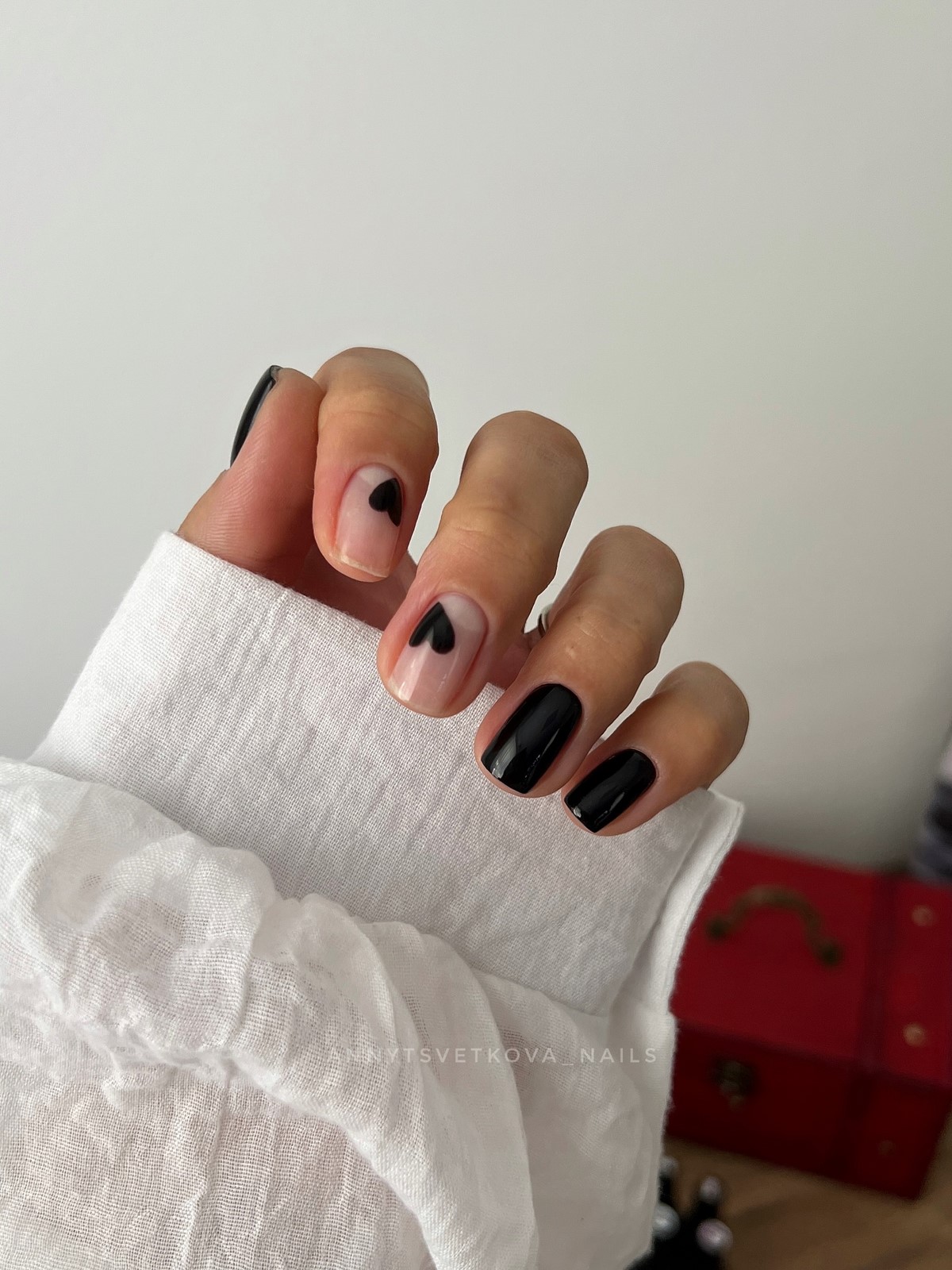 Манікюр із сердечками в лютому 2026 року: романтичний акцент сезону