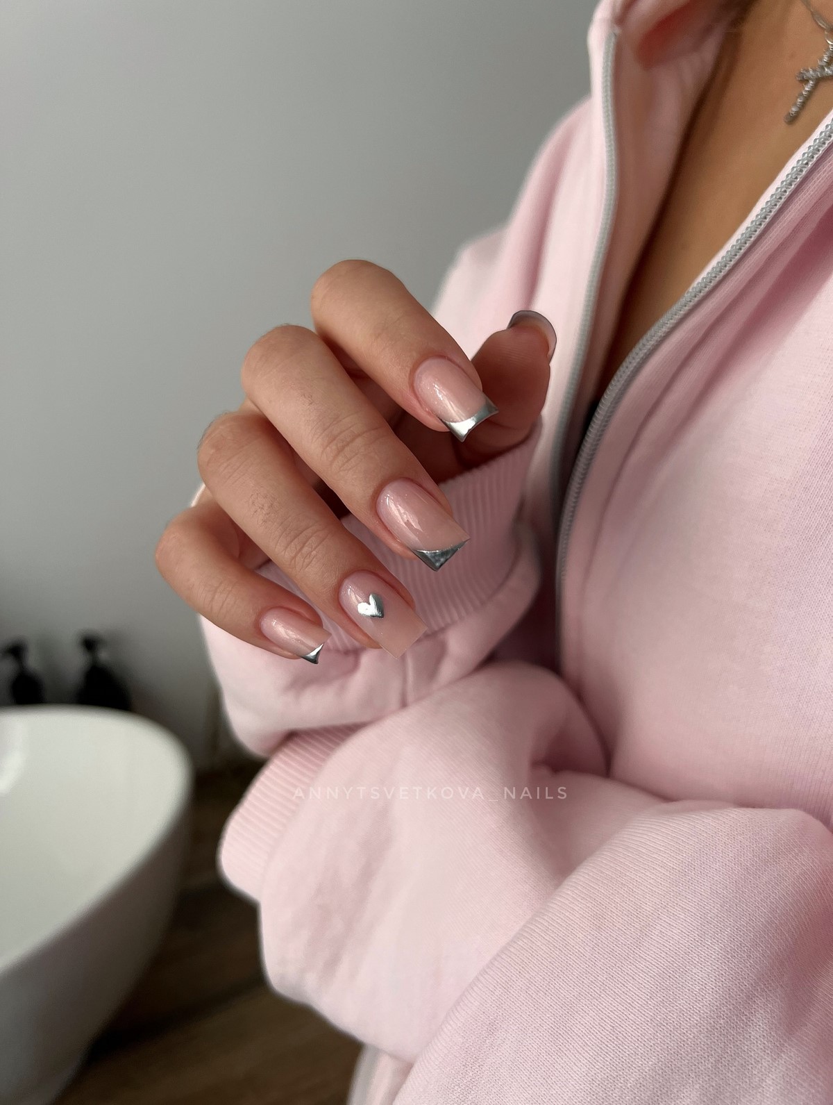 Манікюр із сердечками в лютому 2026 року: романтичний акцент сезону