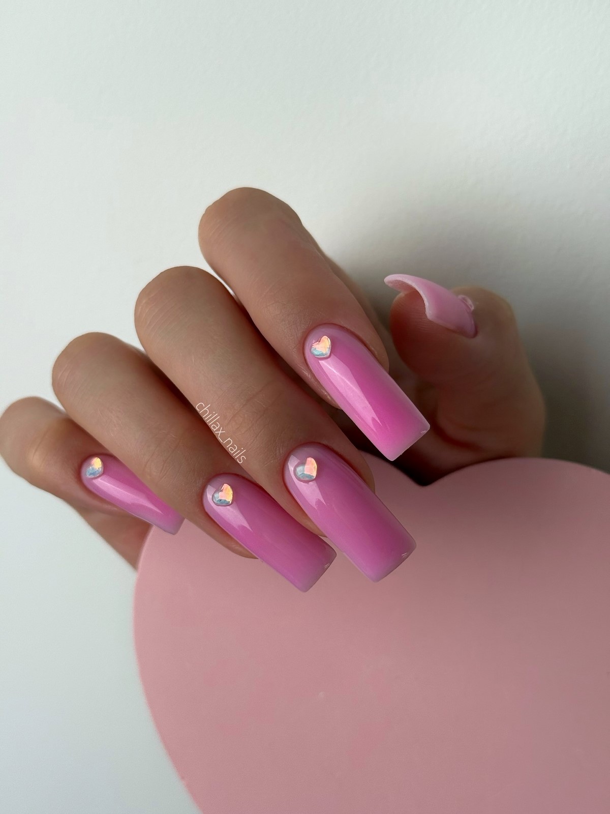 Манікюр із сердечками в лютому 2026 року: романтичний акцент сезону