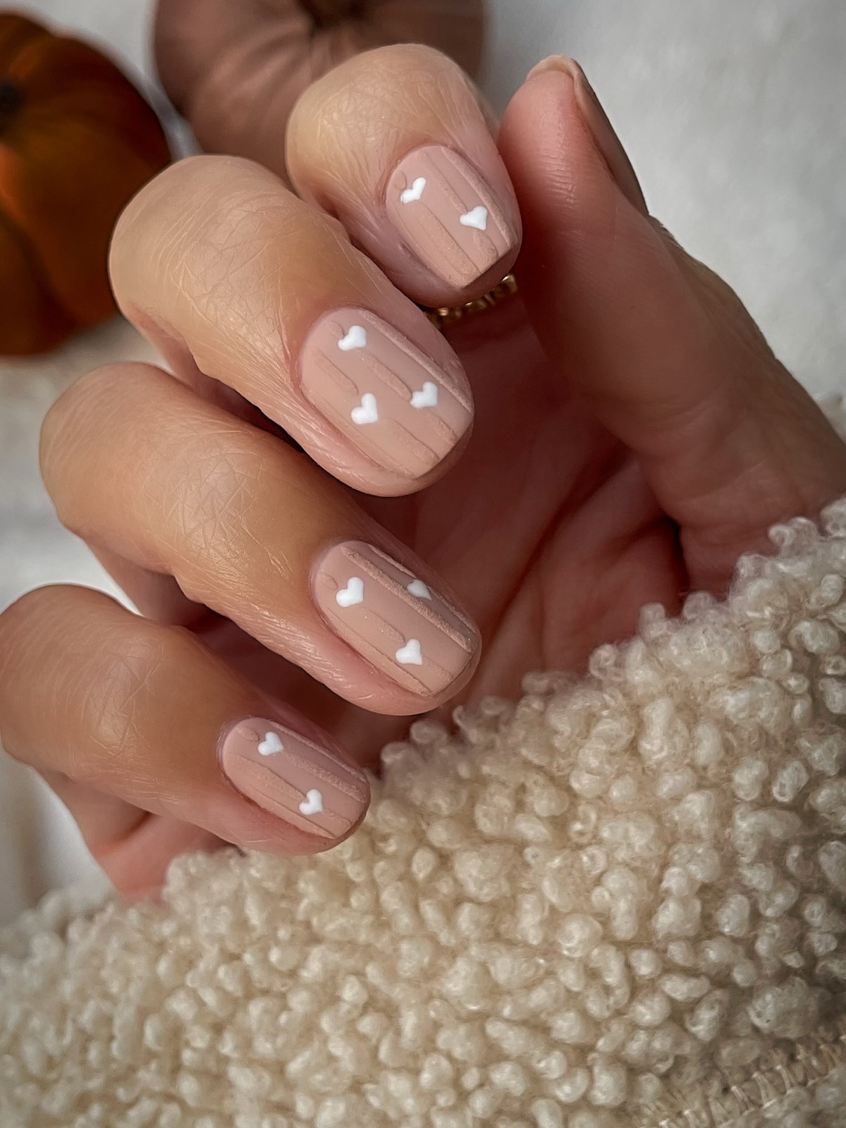 Манікюр із сердечками в лютому 2026 року: романтичний акцент сезону