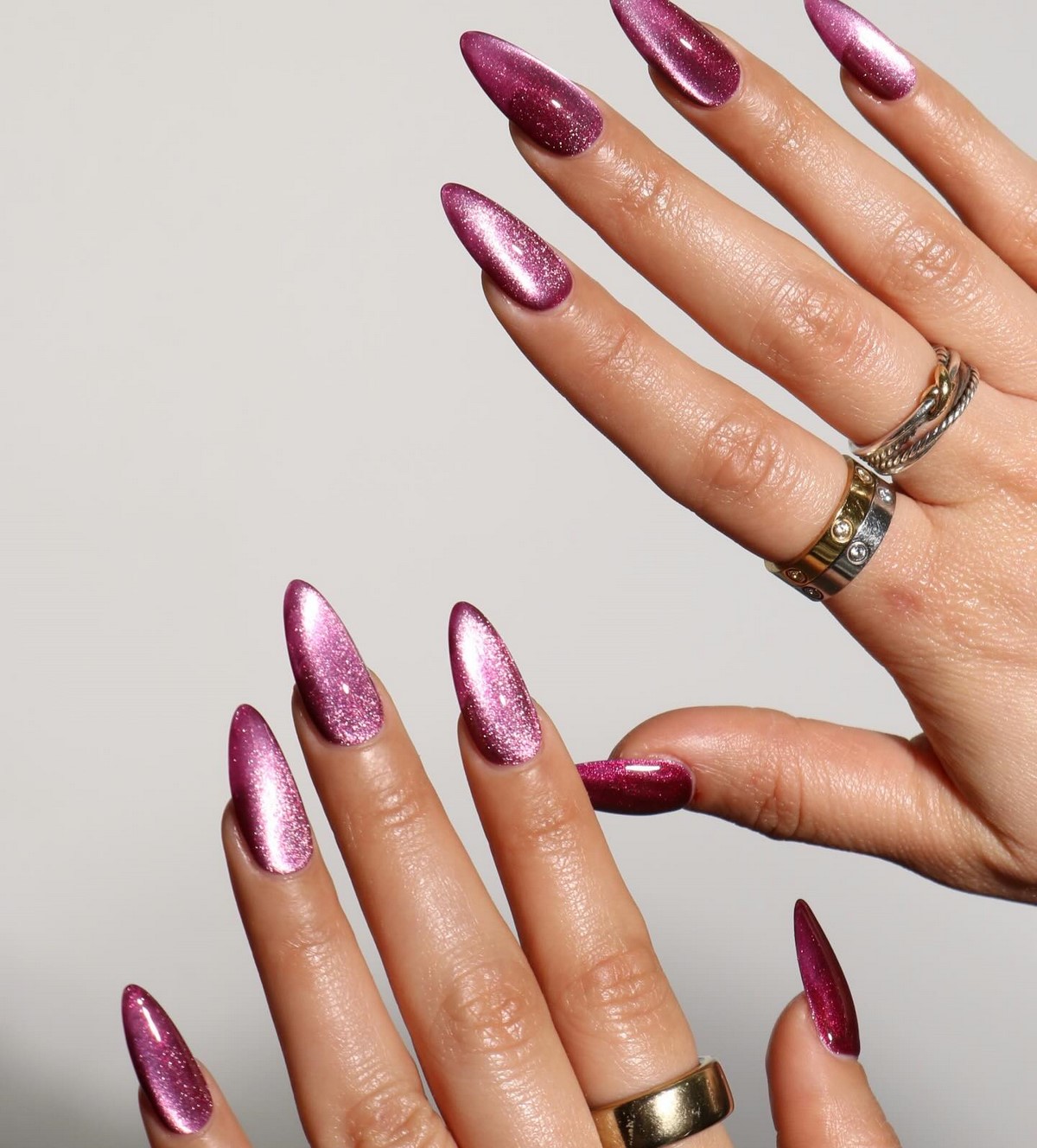 Котяче око на зиму 2026: 5 ідей для сяючих нігтів