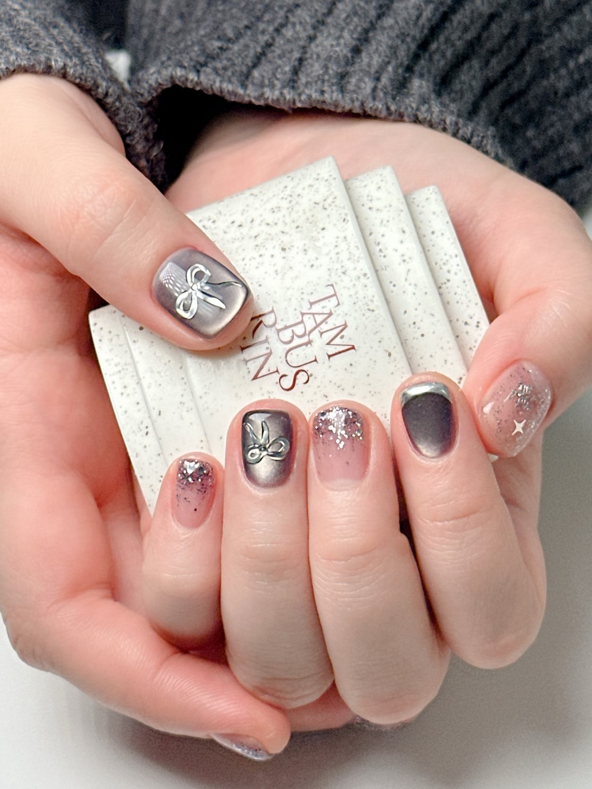 Котяче око на зиму 2026: 5 ідей для сяючих нігтів