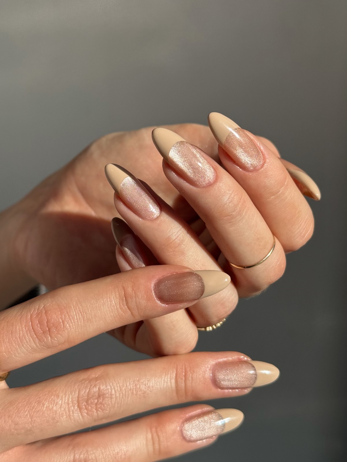 Котяче око на зиму 2026: 5 ідей для сяючих нігтів