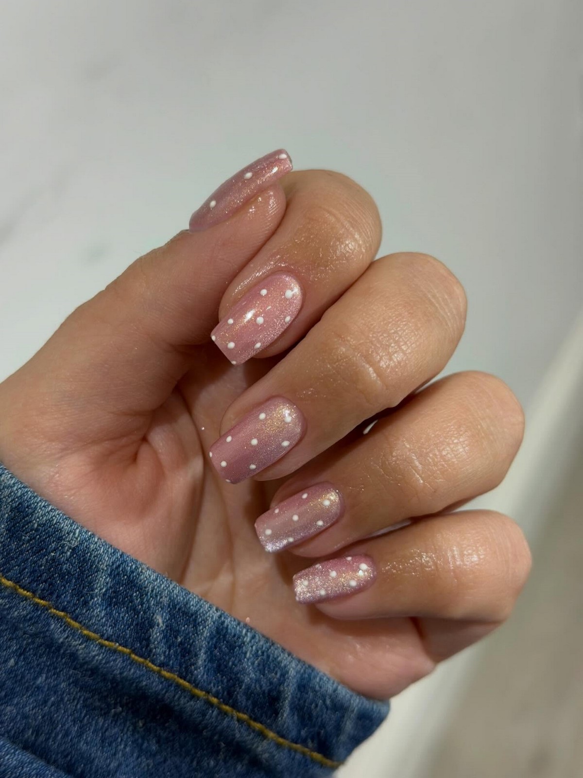 Котяче око на зиму 2026: 5 ідей для сяючих нігтів