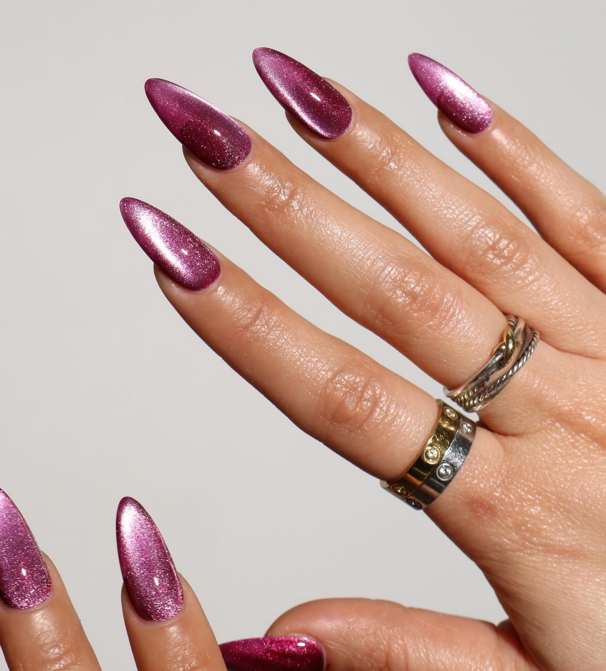 Котяче око на зиму 2026: 5 ідей для сяючих нігтів