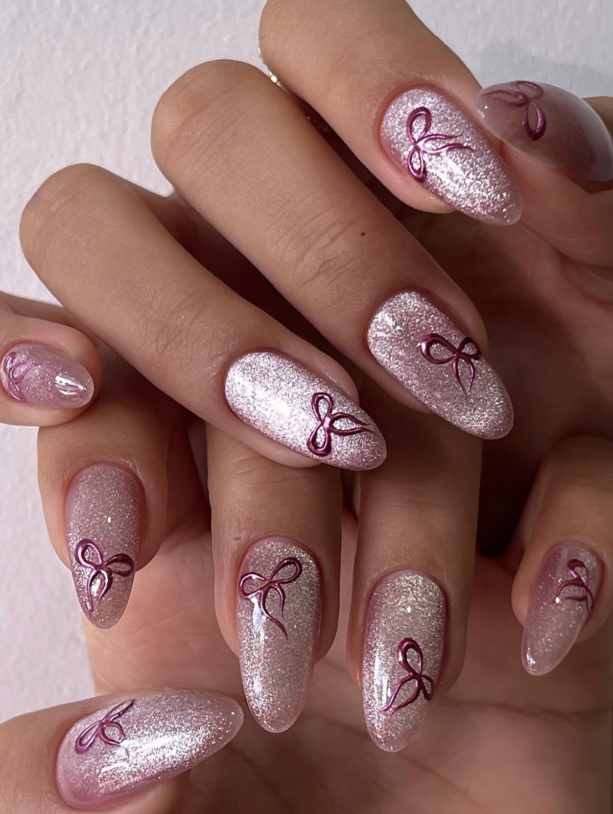 Котяче око на зиму 2026: 5 ідей для сяючих нігтів