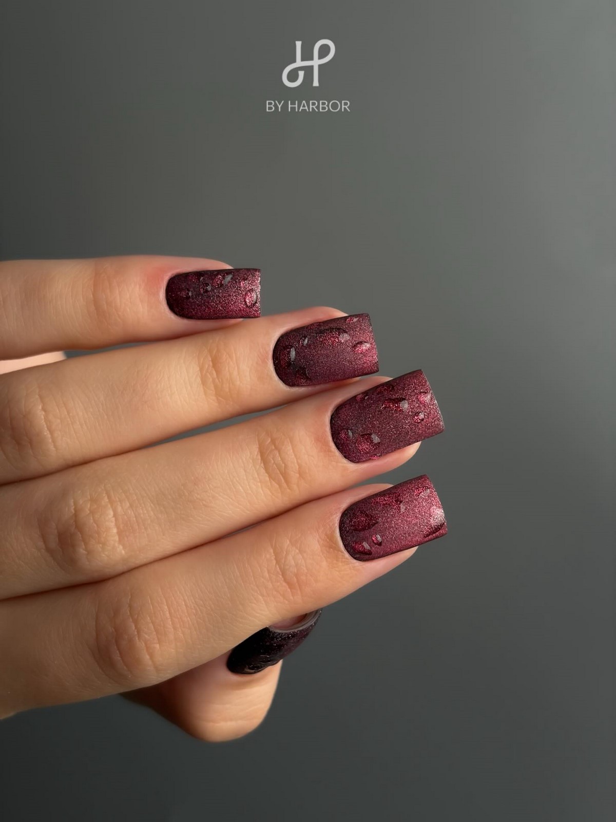 Котяче око на зиму 2026: 5 ідей для сяючих нігтів