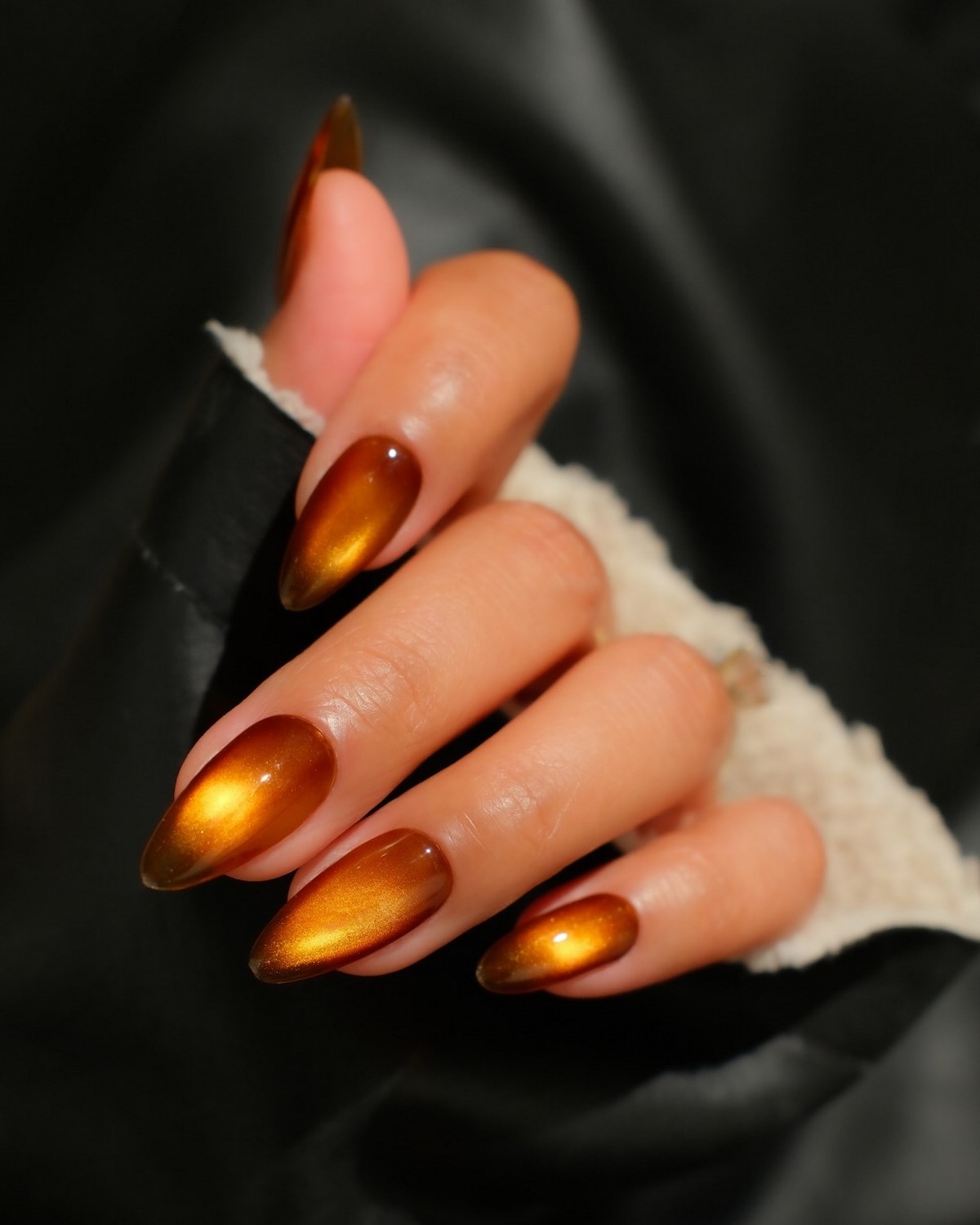 Манікюр на лютий 2026: трендові дизайни зими