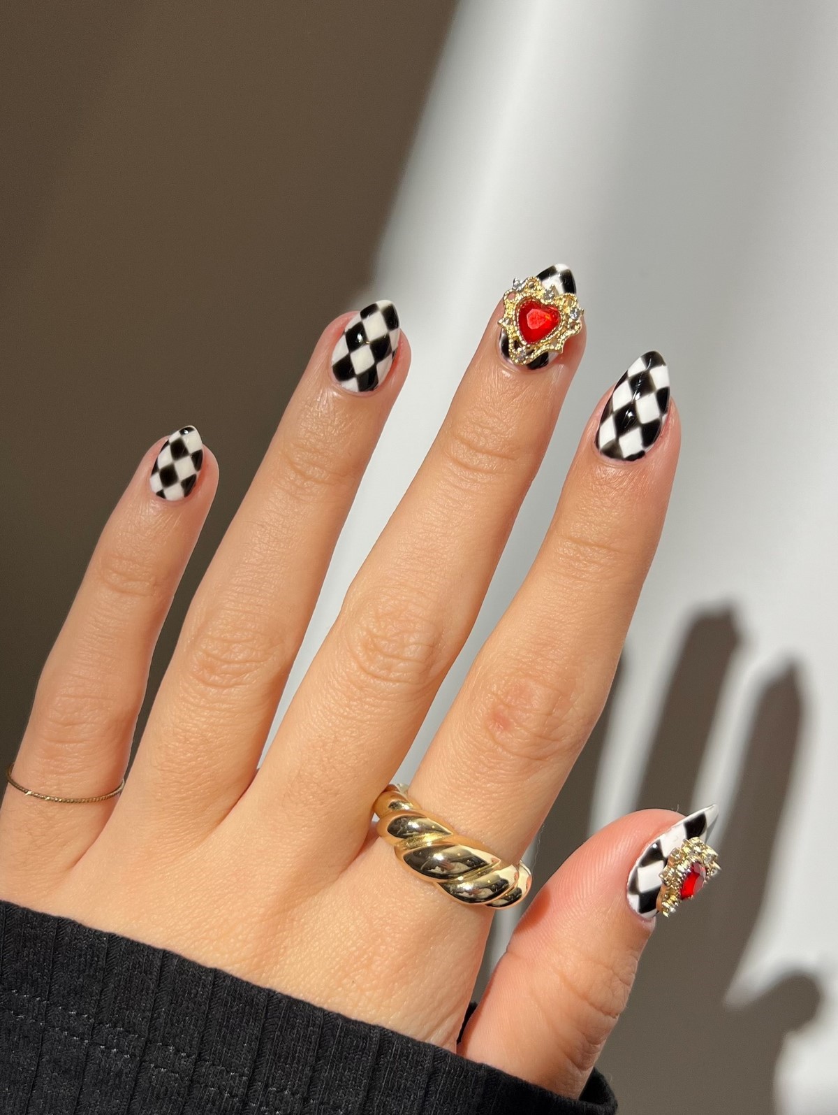 Манікюр на лютий 2026: трендові дизайни зими