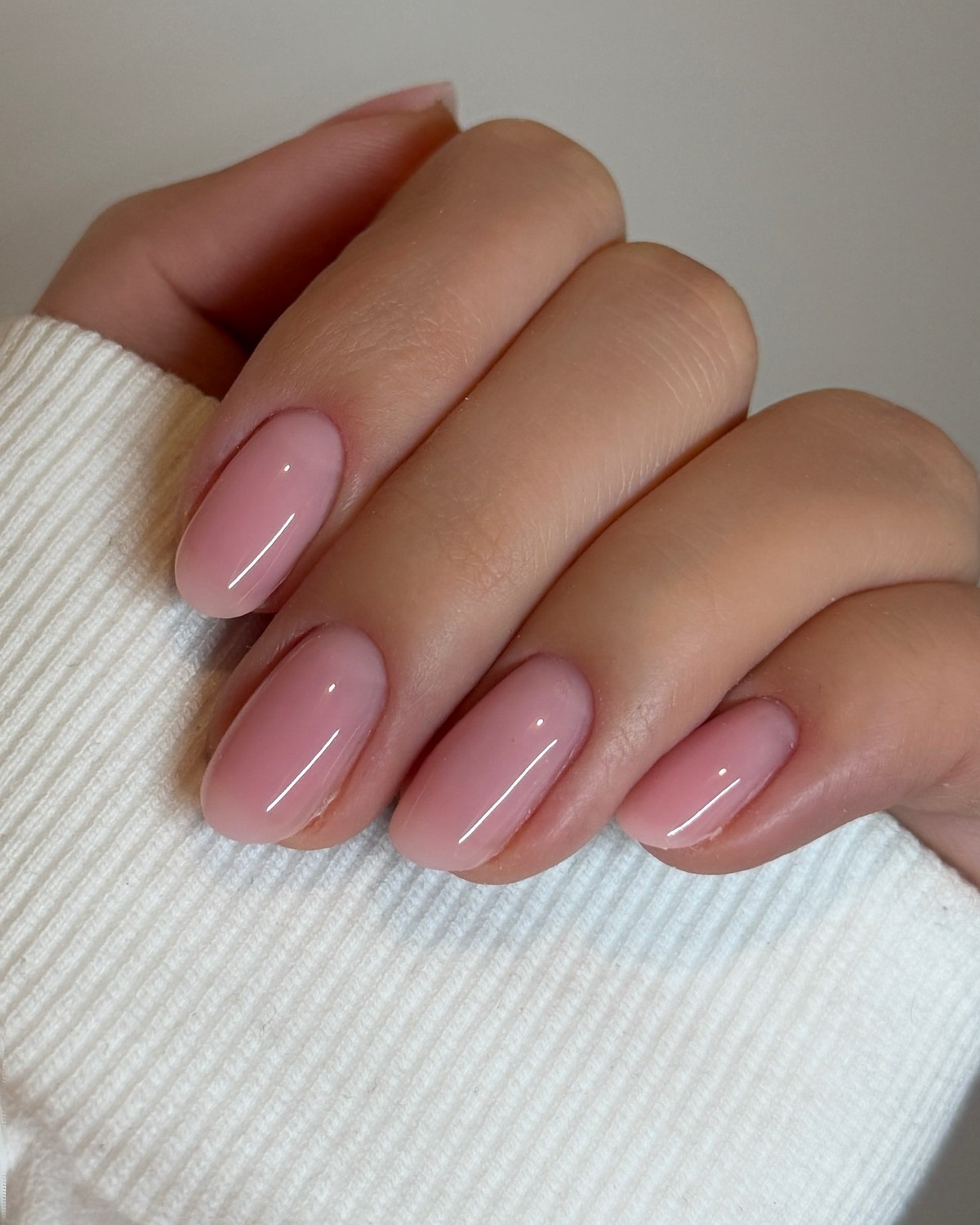 Манікюр на зиму 2026, який не набридає і завжди доречний