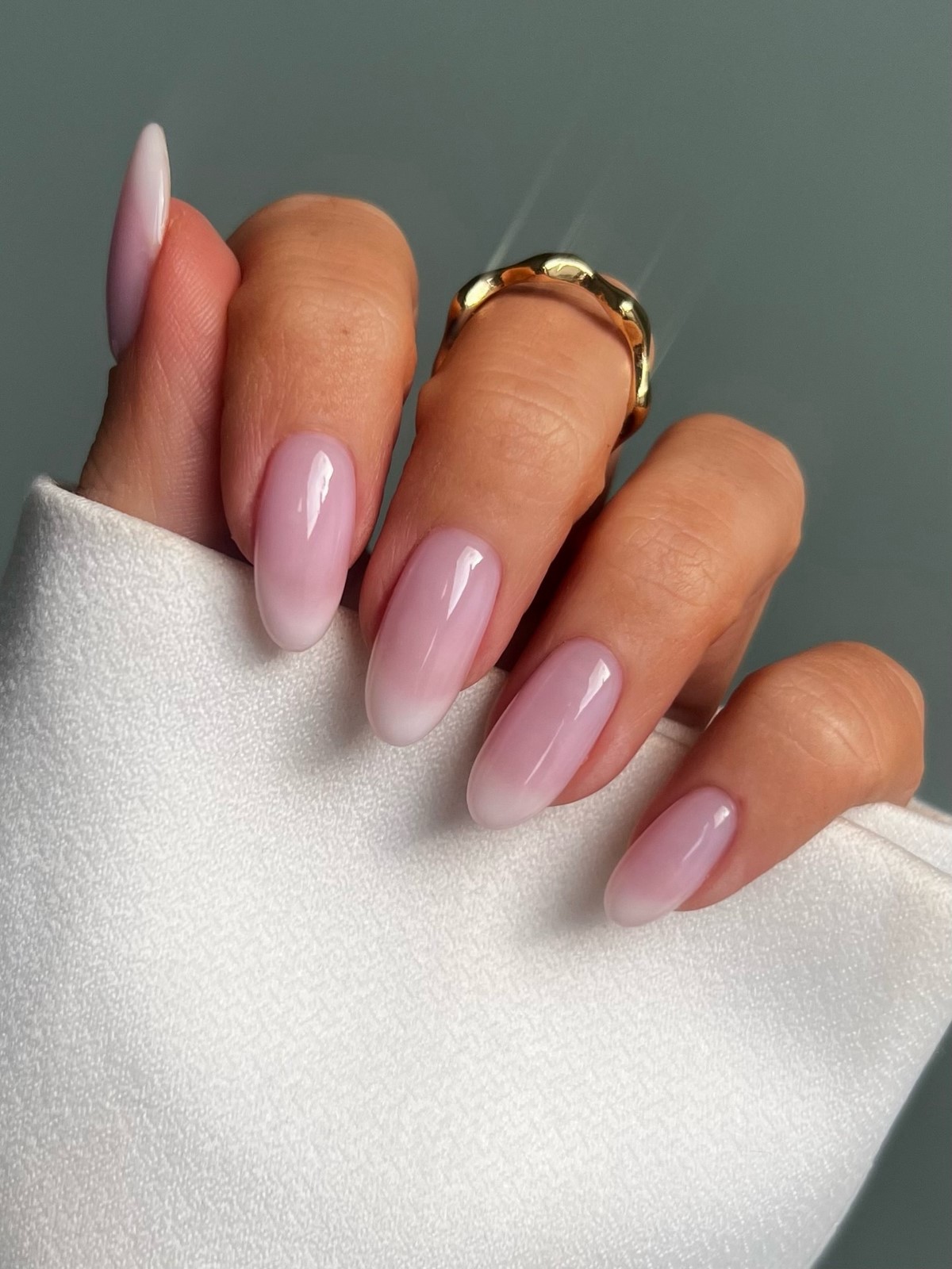 Манікюр Soap Nails на лютий 2026: мильна естетика зими