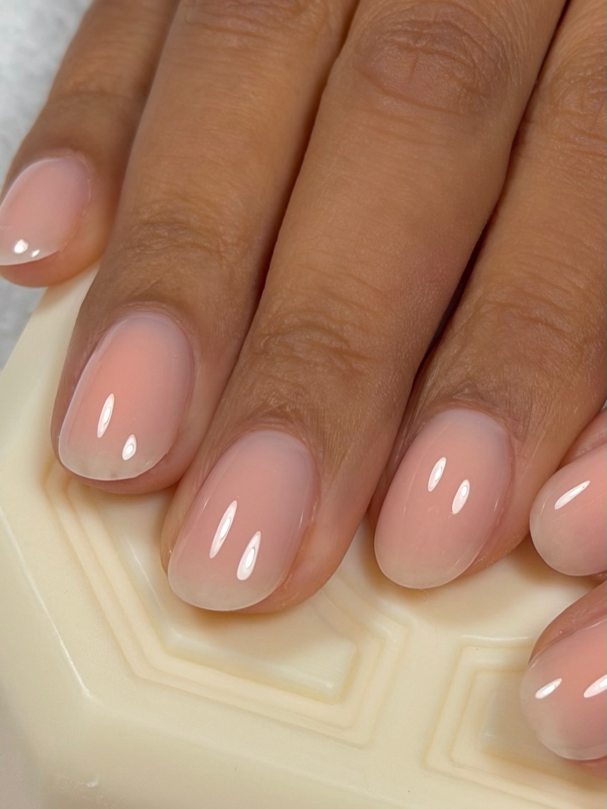 Манікюр Soap Nails на лютий 2026: мильна естетика зими