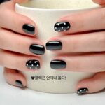 Манікюр в чорному кольорі на лютий 2026: стильні новинки зими