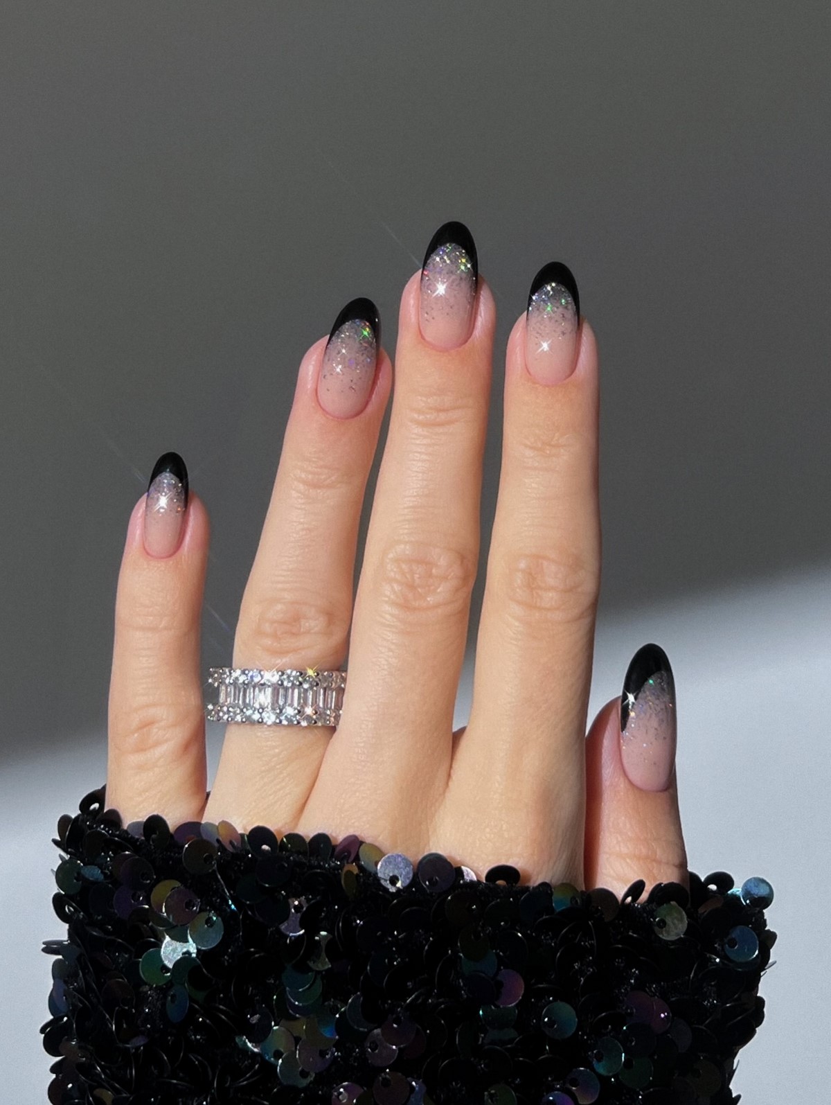 Манікюр в чорному кольорі на лютий 2026: стильні новинки зими
