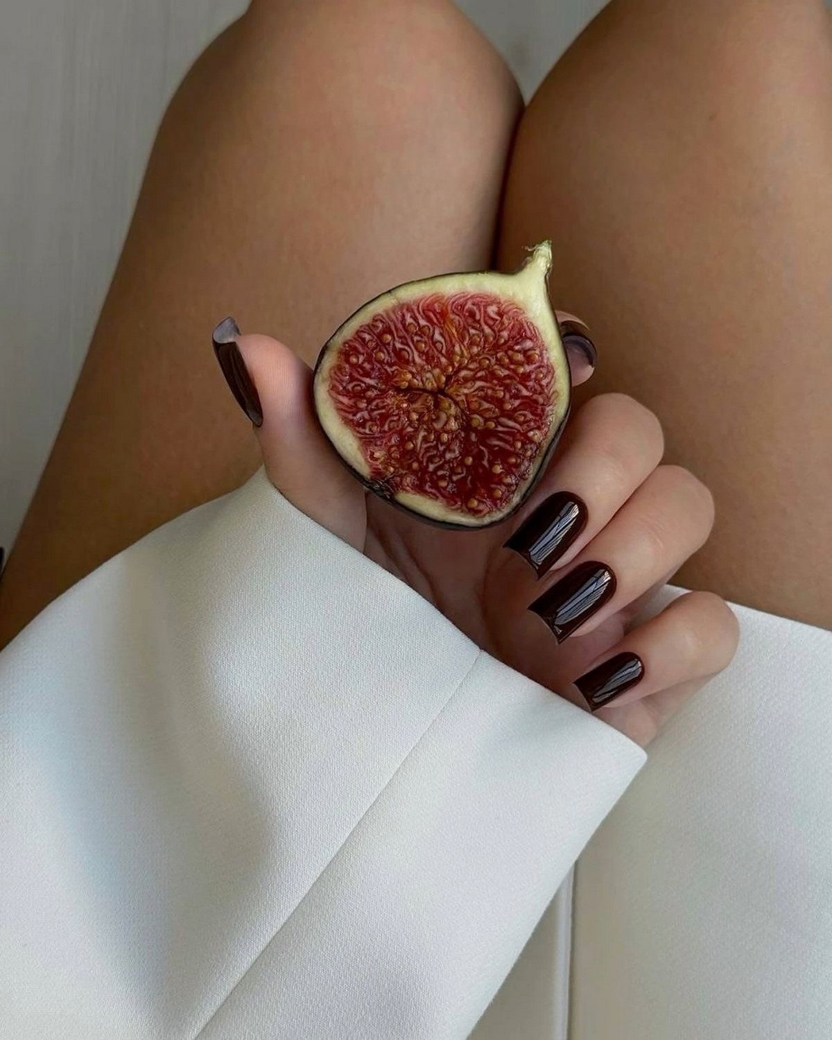 Манікюр в чорному кольорі на лютий 2026: стильні новинки зими