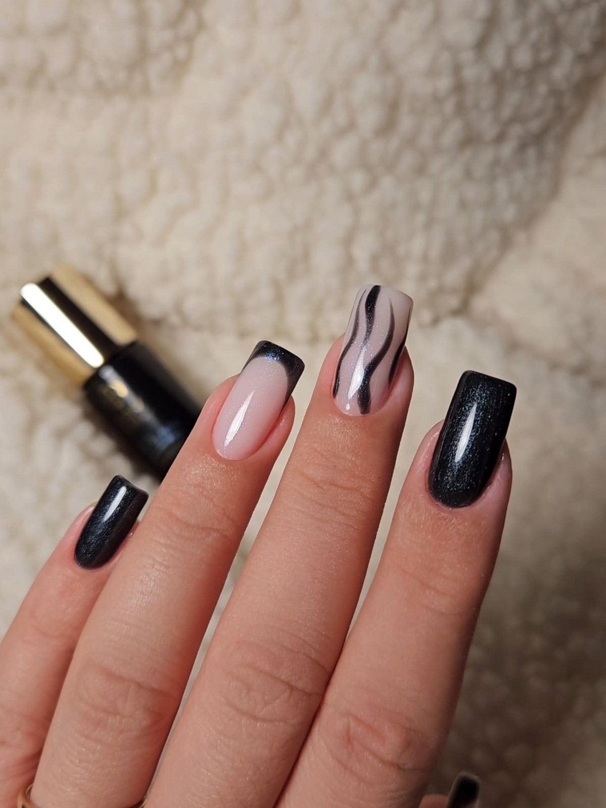 Манікюр в чорному кольорі на лютий 2026: стильні новинки зими