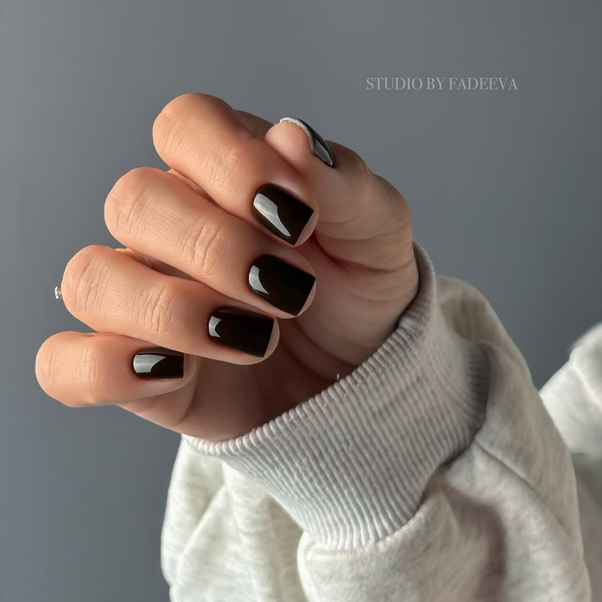 Манікюр в чорному кольорі на лютий 2026: стильні новинки зими