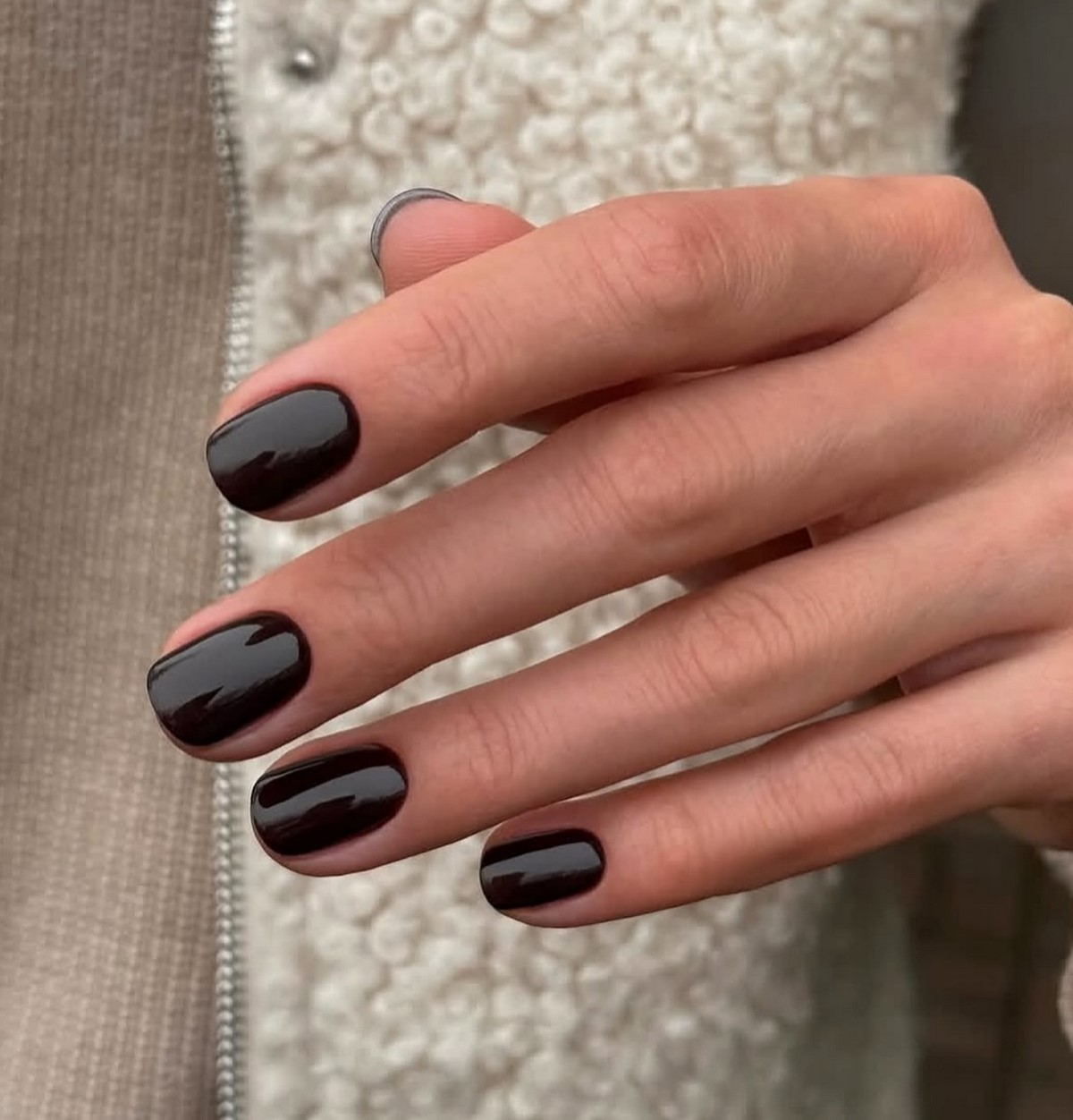 Манікюр в чорному кольорі на лютий 2026: стильні новинки зими