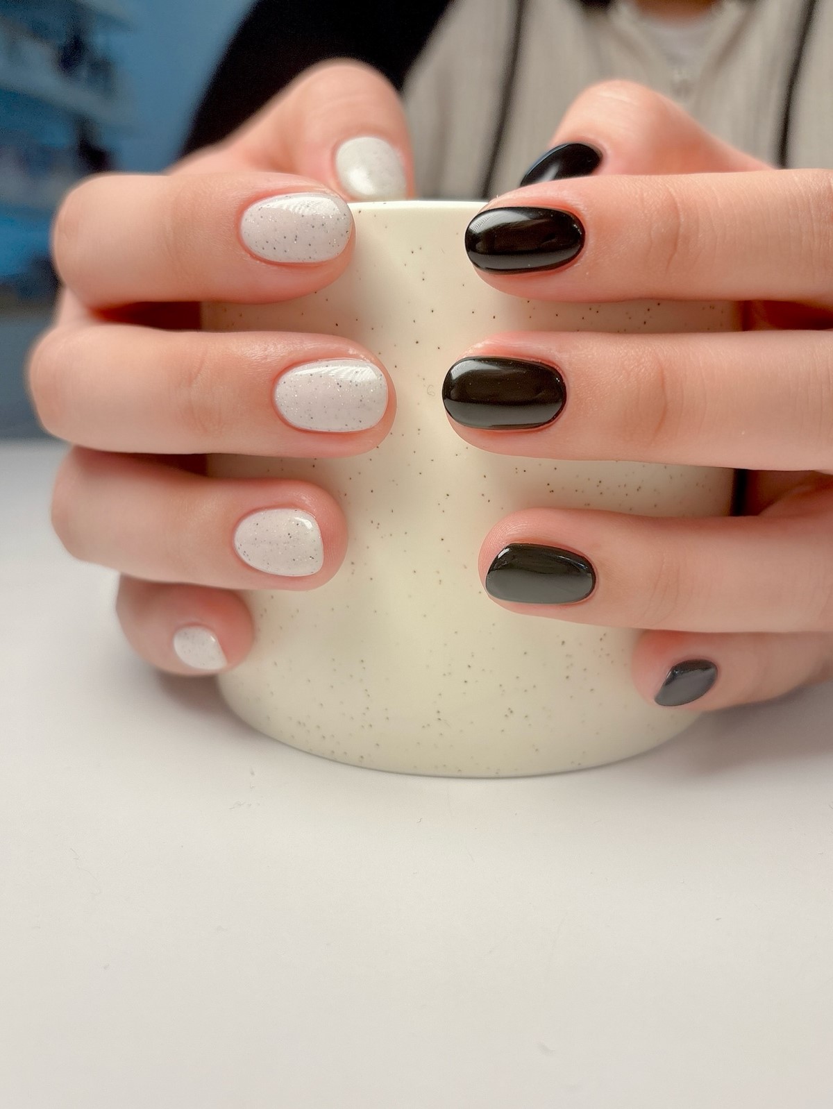 Манікюр в чорному кольорі на лютий 2026: стильні новинки зими