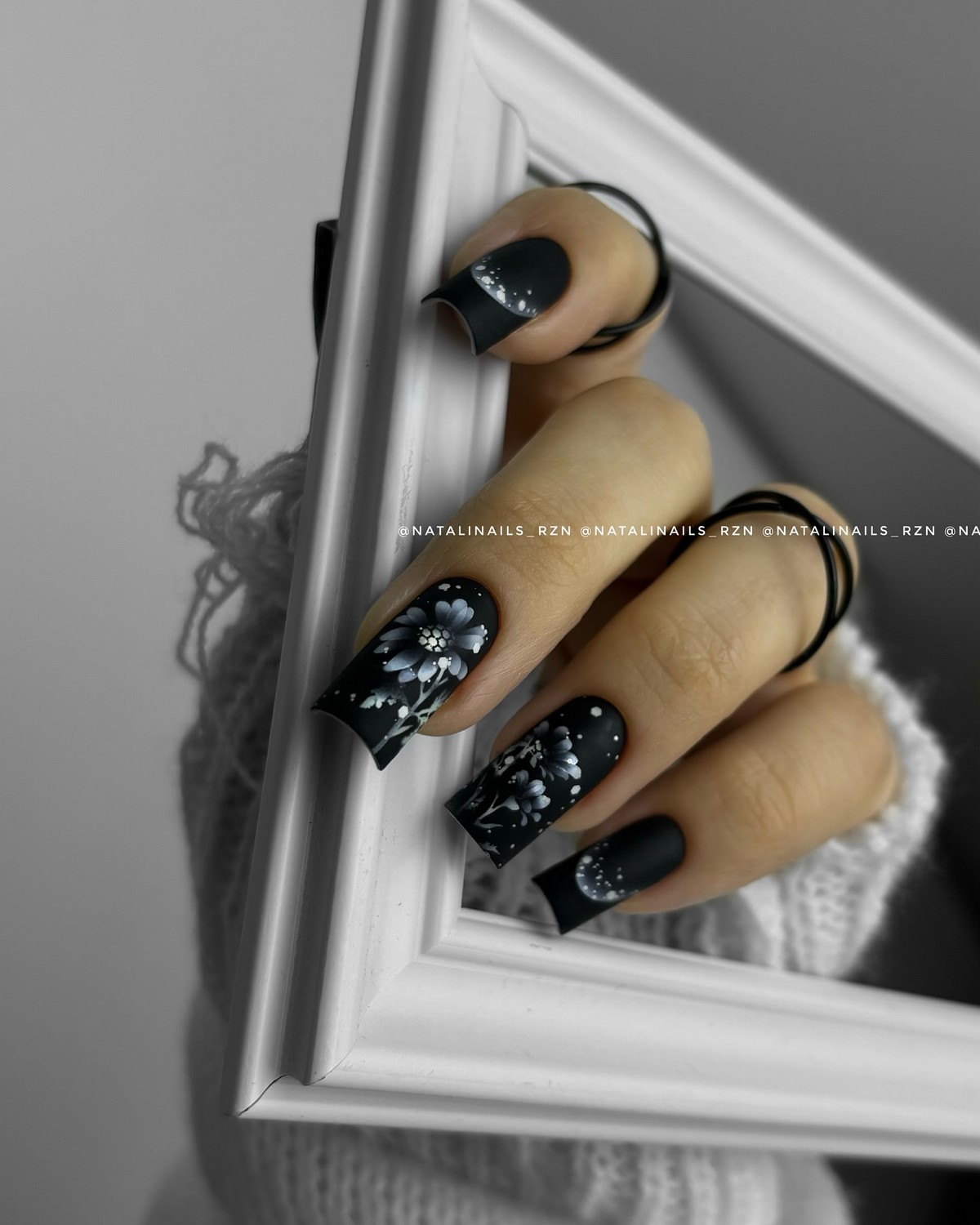 Манікюр в чорному кольорі на лютий 2026: стильні новинки зими