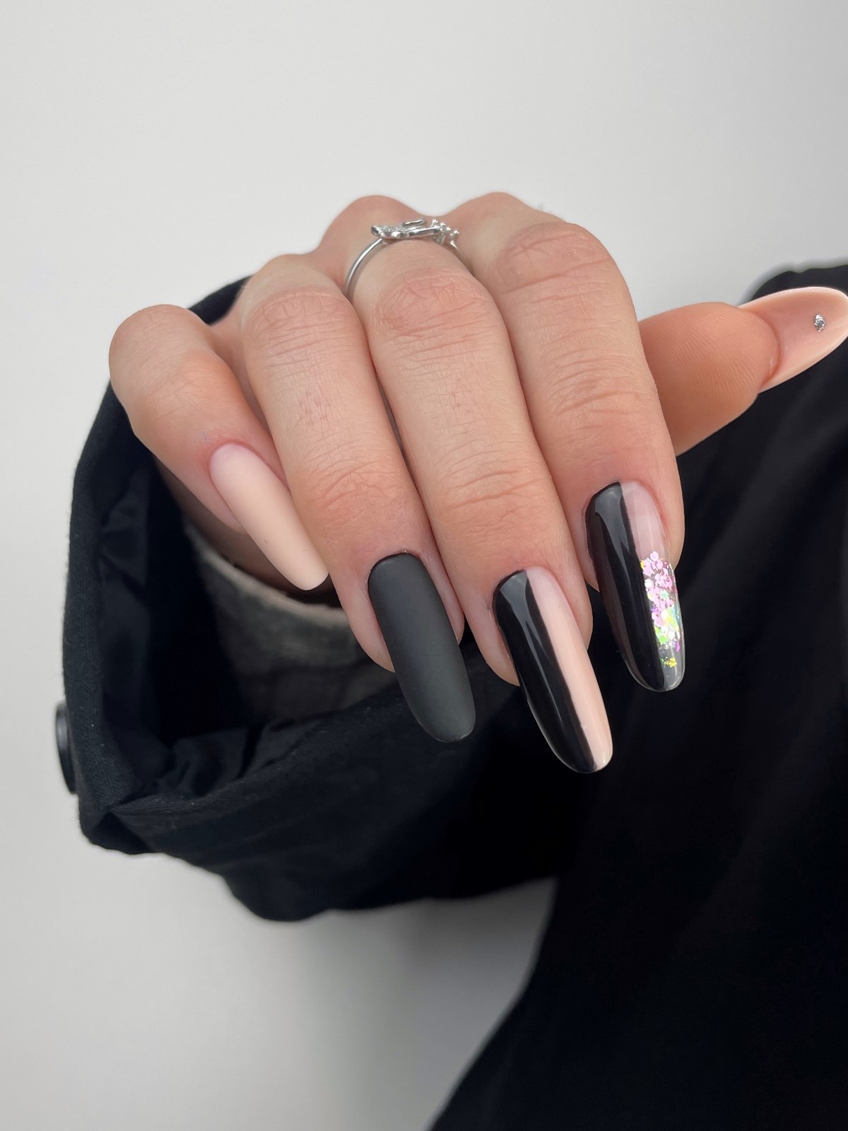 Манікюр в чорному кольорі на лютий 2026: стильні новинки зими