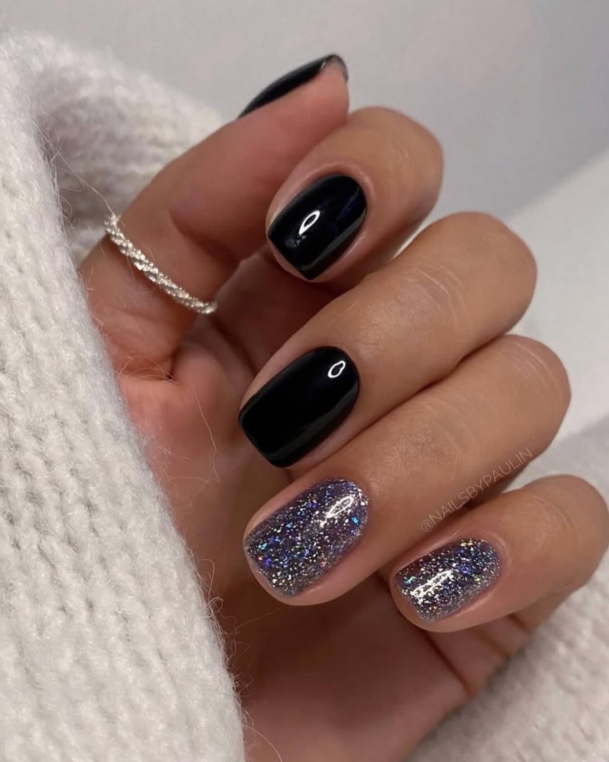 Манікюр в чорному кольорі на лютий 2026: стильні новинки зими