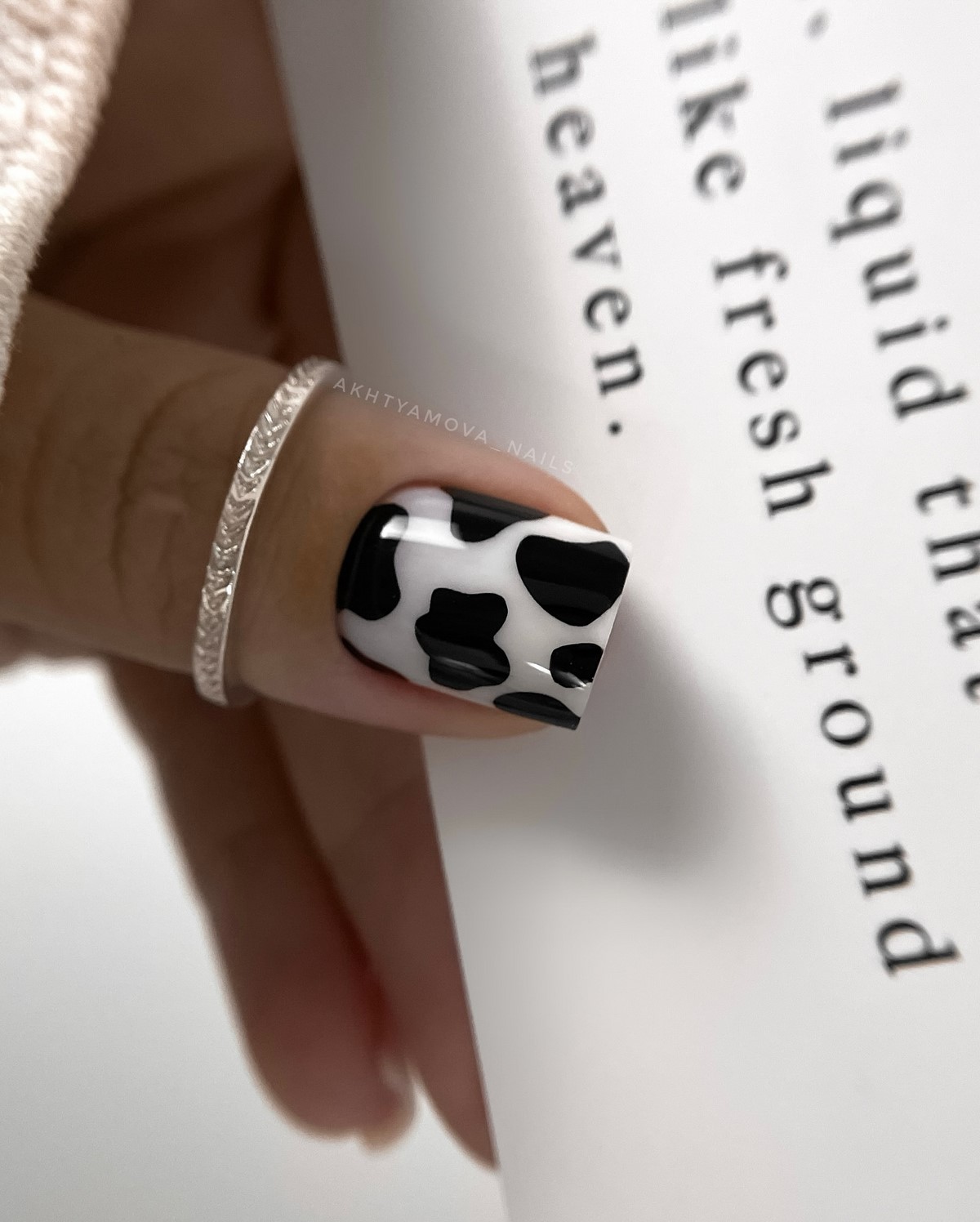 Манікюр в чорному кольорі на лютий 2026: стильні новинки зими