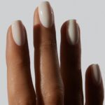 Акуратний манікюр у молочному кольорі на нігтях форми м'який квадрат