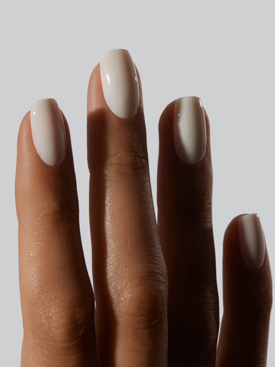 Акуратний манікюр у молочному кольорі на нігтях форми м'який квадрат