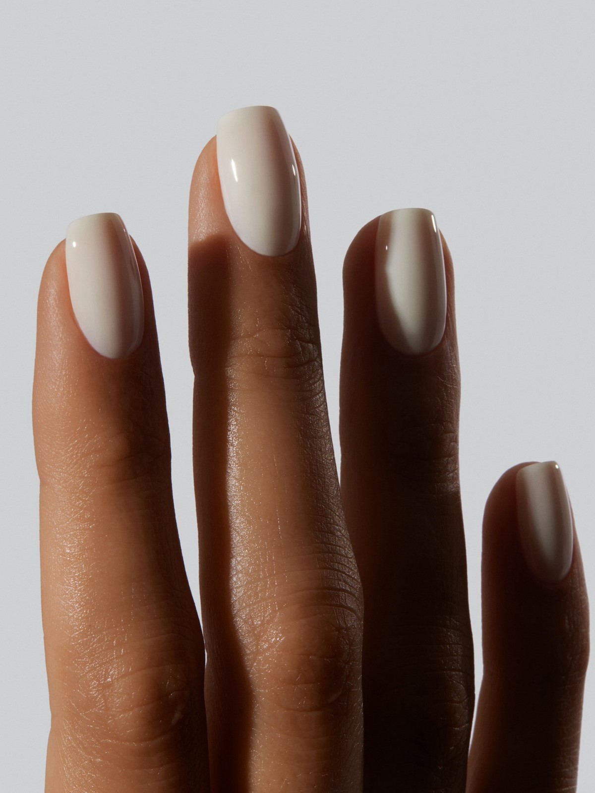 Акуратний манікюр у молочному кольорі на нігтях форми м'який квадрат