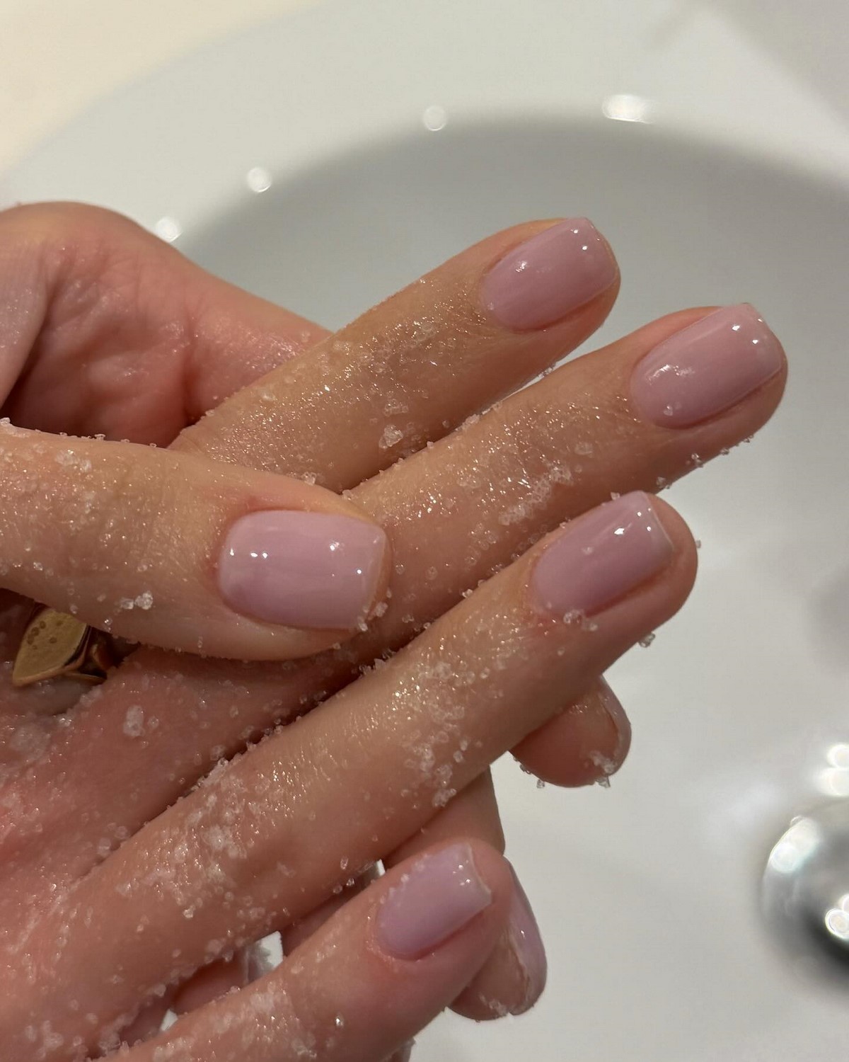 Манікюр, який виглядає акуратно навіть через два тижні