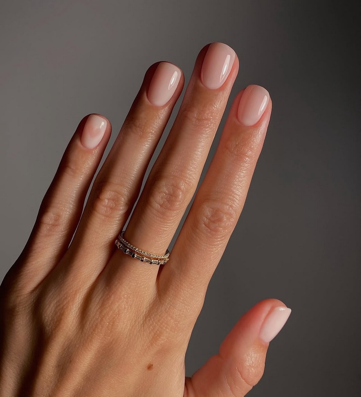 Манікюр, який виглядає акуратно навіть через два тижні