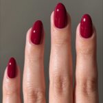 Бордові мигдалеподібні нігті