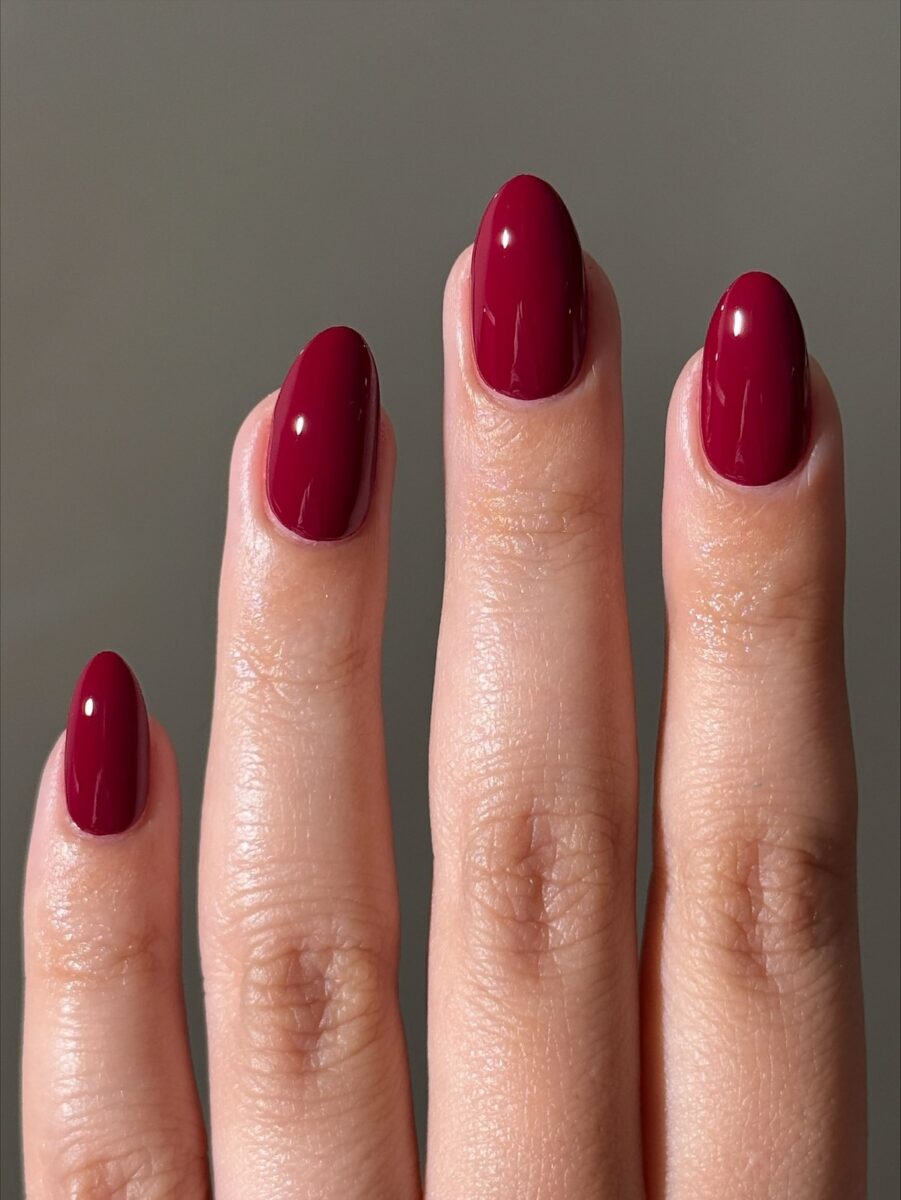 Бордові мигдалеподібні нігті