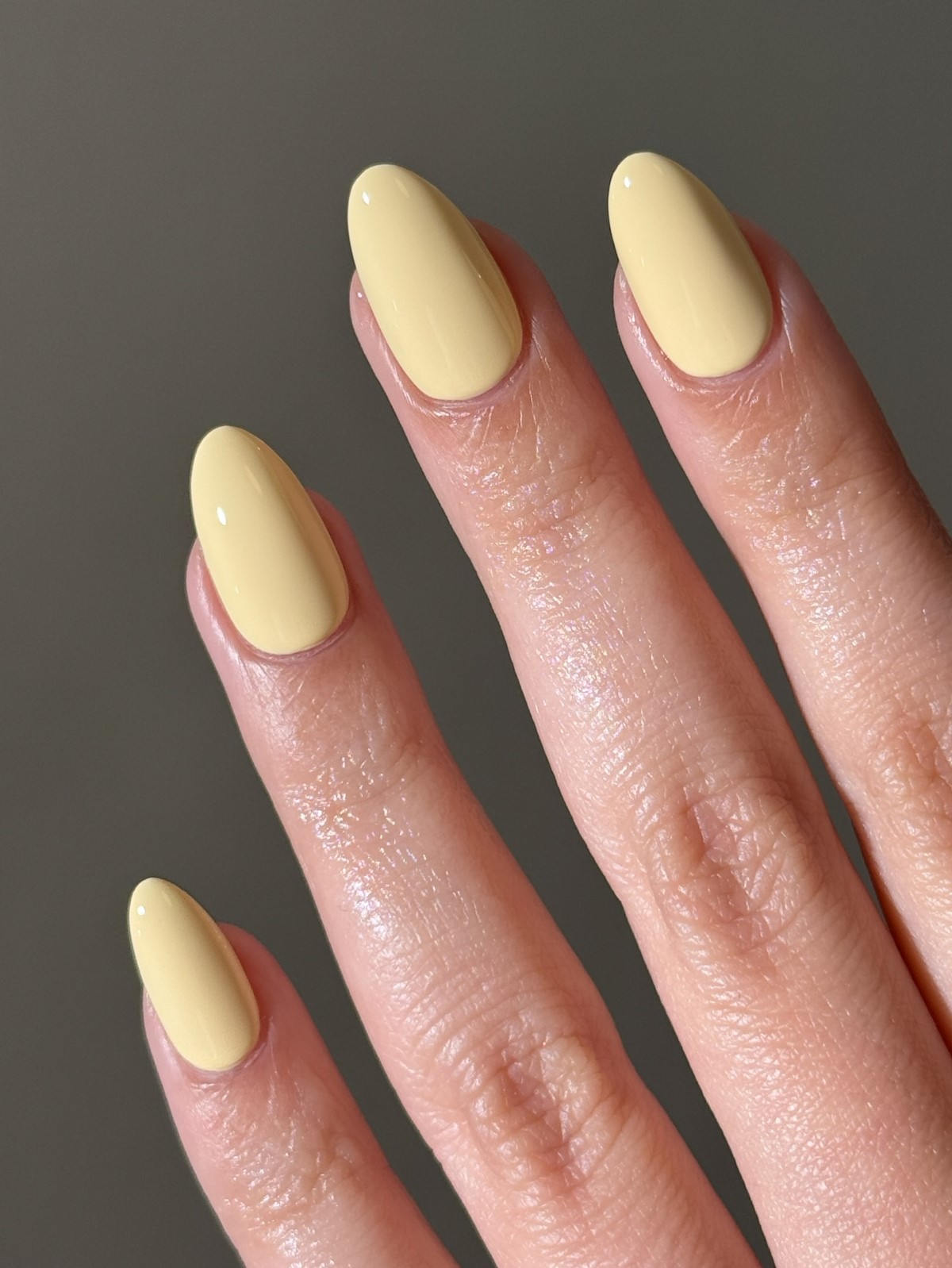 Модні кольори нігтів, які змінюють правила манікюру