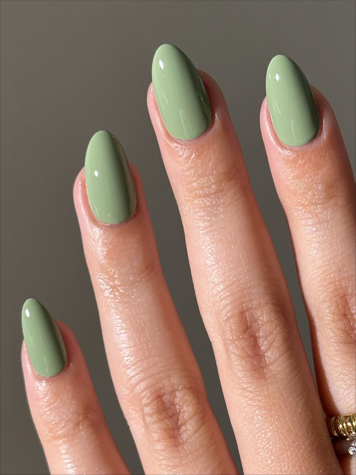 Модні кольори нігтів, які змінюють правила манікюру