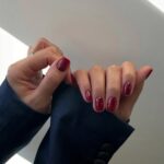 Модні темні нігті взимку 2026 року – найстильніші ідеї сезону