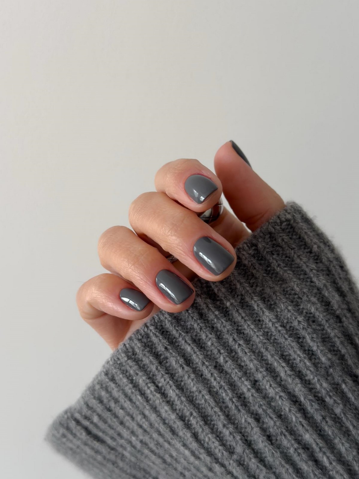 Модні темні нігті взимку 2026 року – найстильніші ідеї сезону