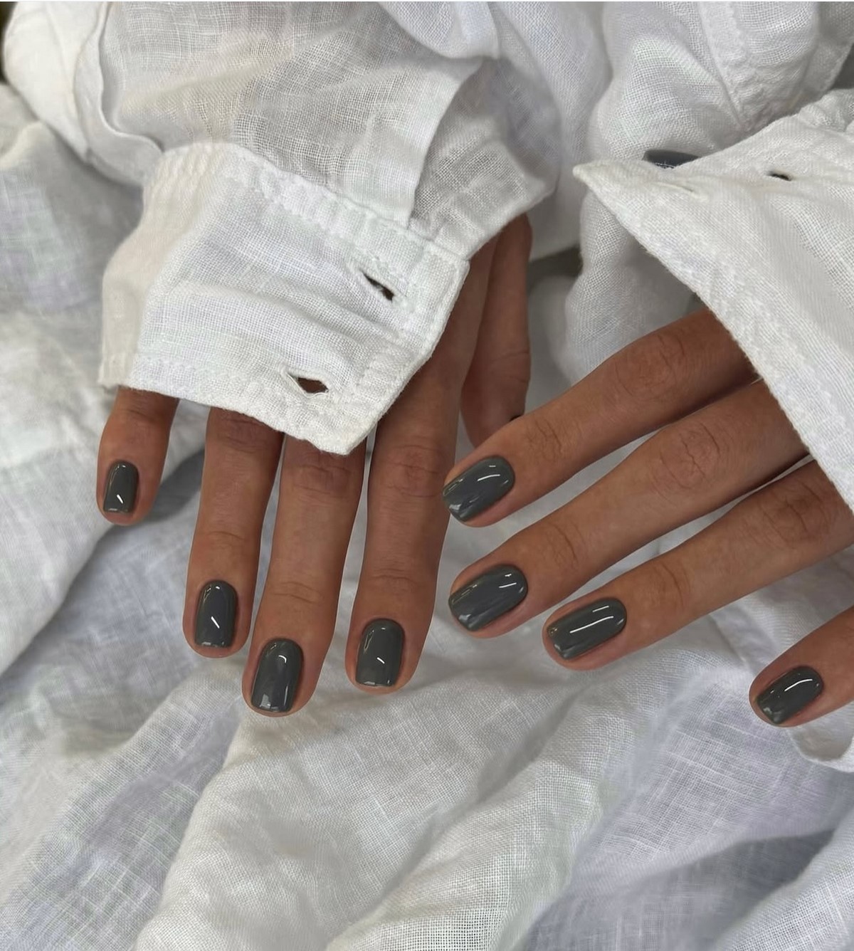 Модні темні нігті взимку 2026 року – найстильніші ідеї сезону