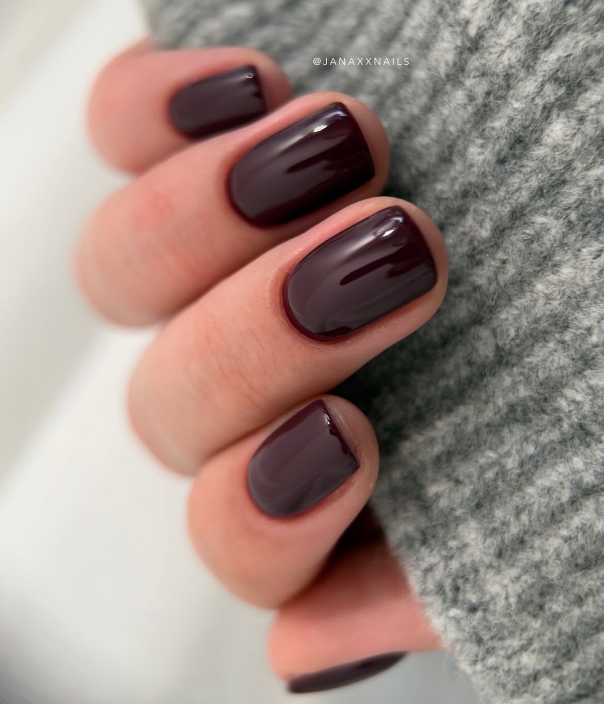 Модні темні нігті взимку 2026 року – найстильніші ідеї сезону