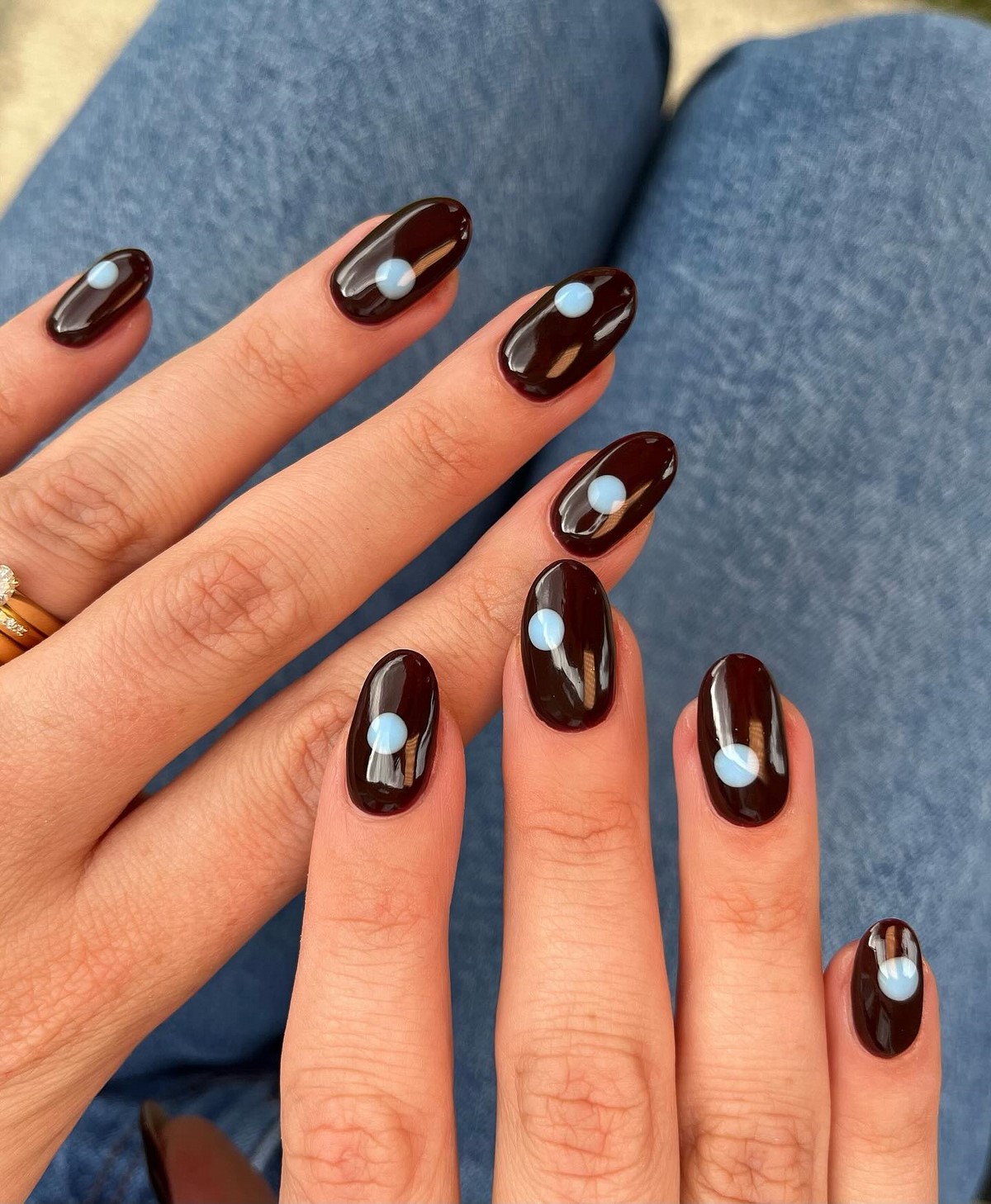 Модні темні нігті взимку 2026 року – найстильніші ідеї сезону