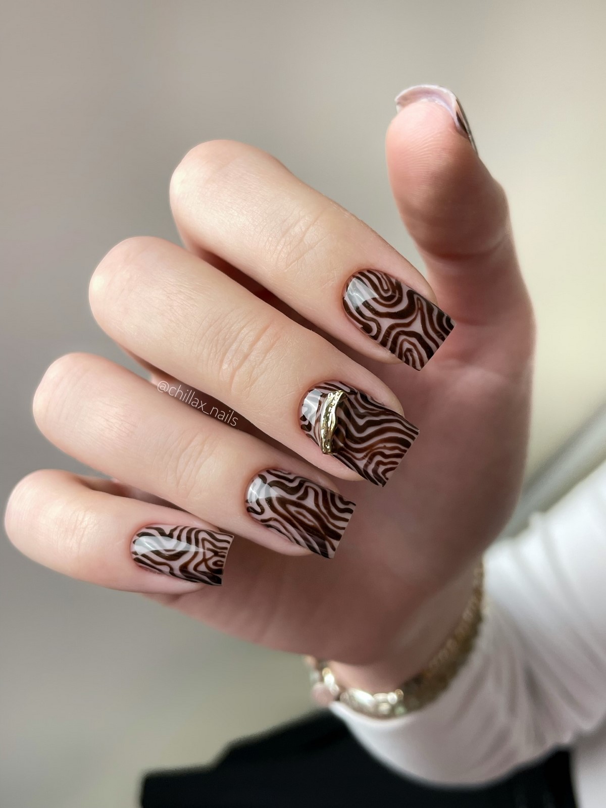 Модні темні нігті взимку 2026 року – найстильніші ідеї сезону