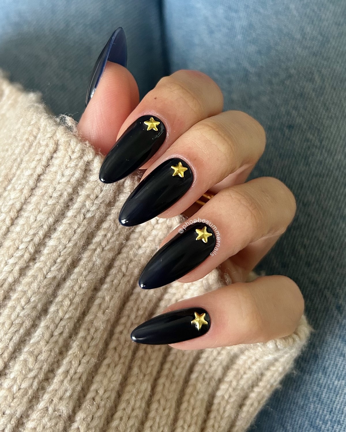 Модні темні нігті взимку 2026 року – найстильніші ідеї сезону