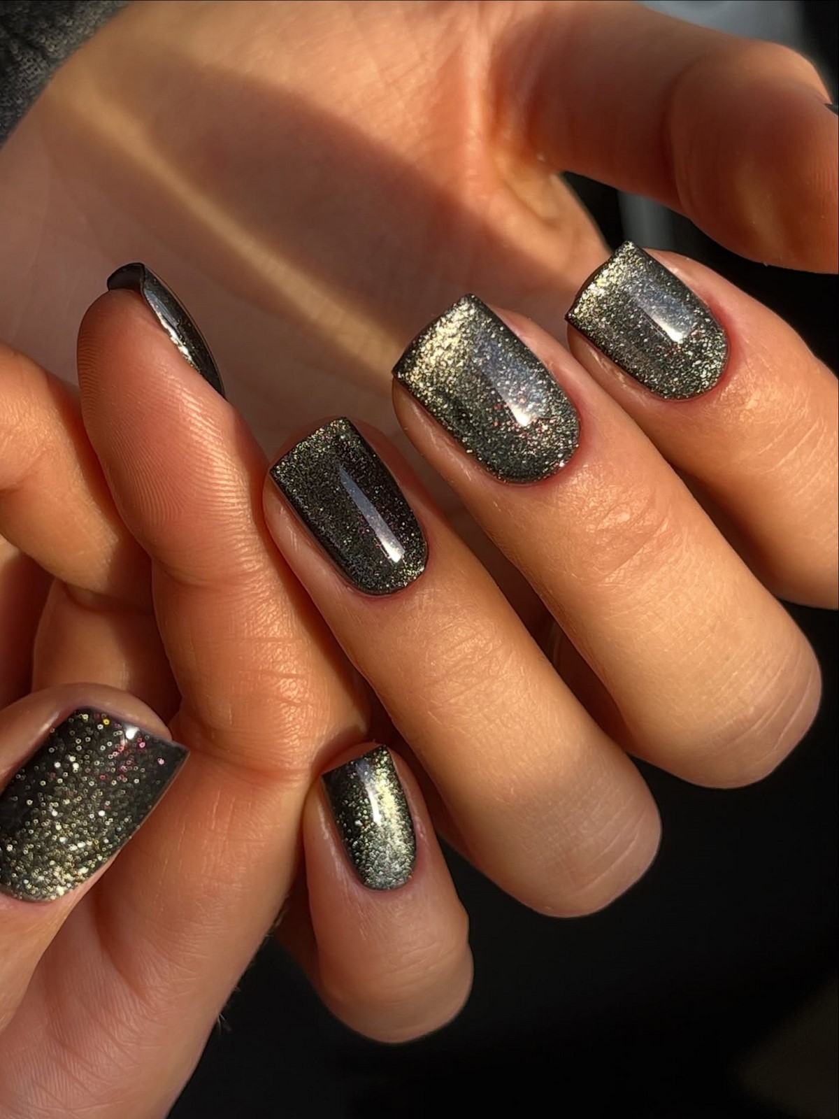 Модні темні нігті взимку 2026 року – найстильніші ідеї сезону