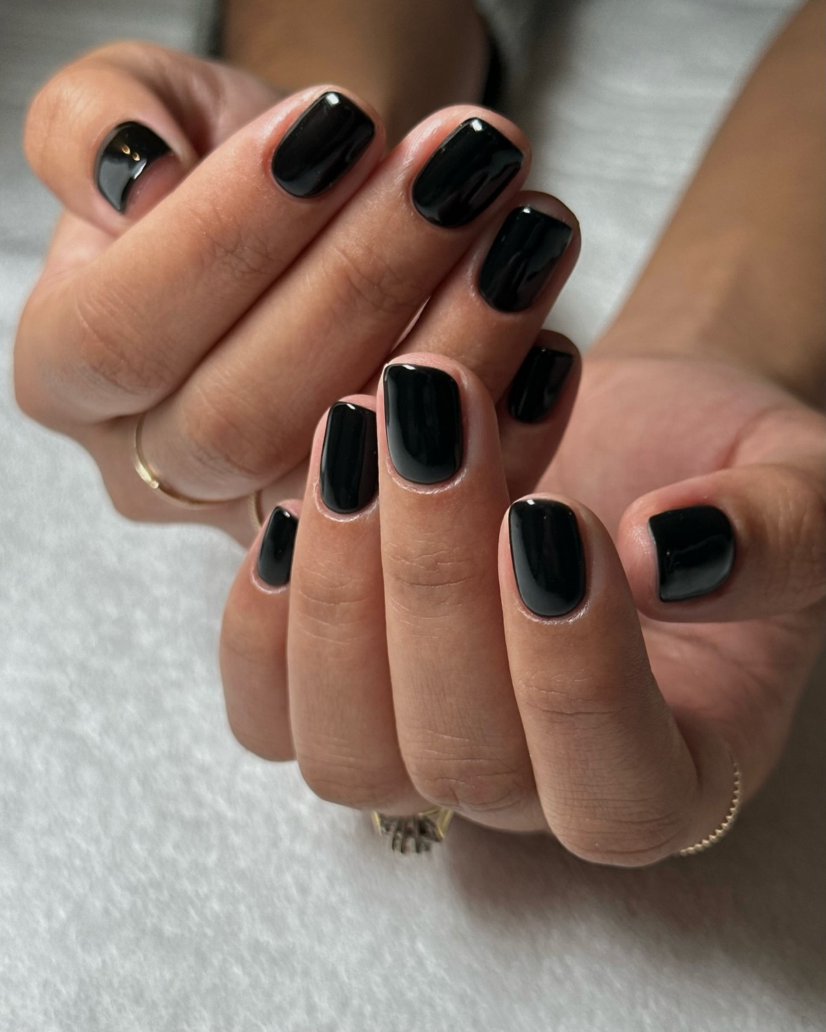 Модні темні нігті взимку 2026 року – найстильніші ідеї сезону