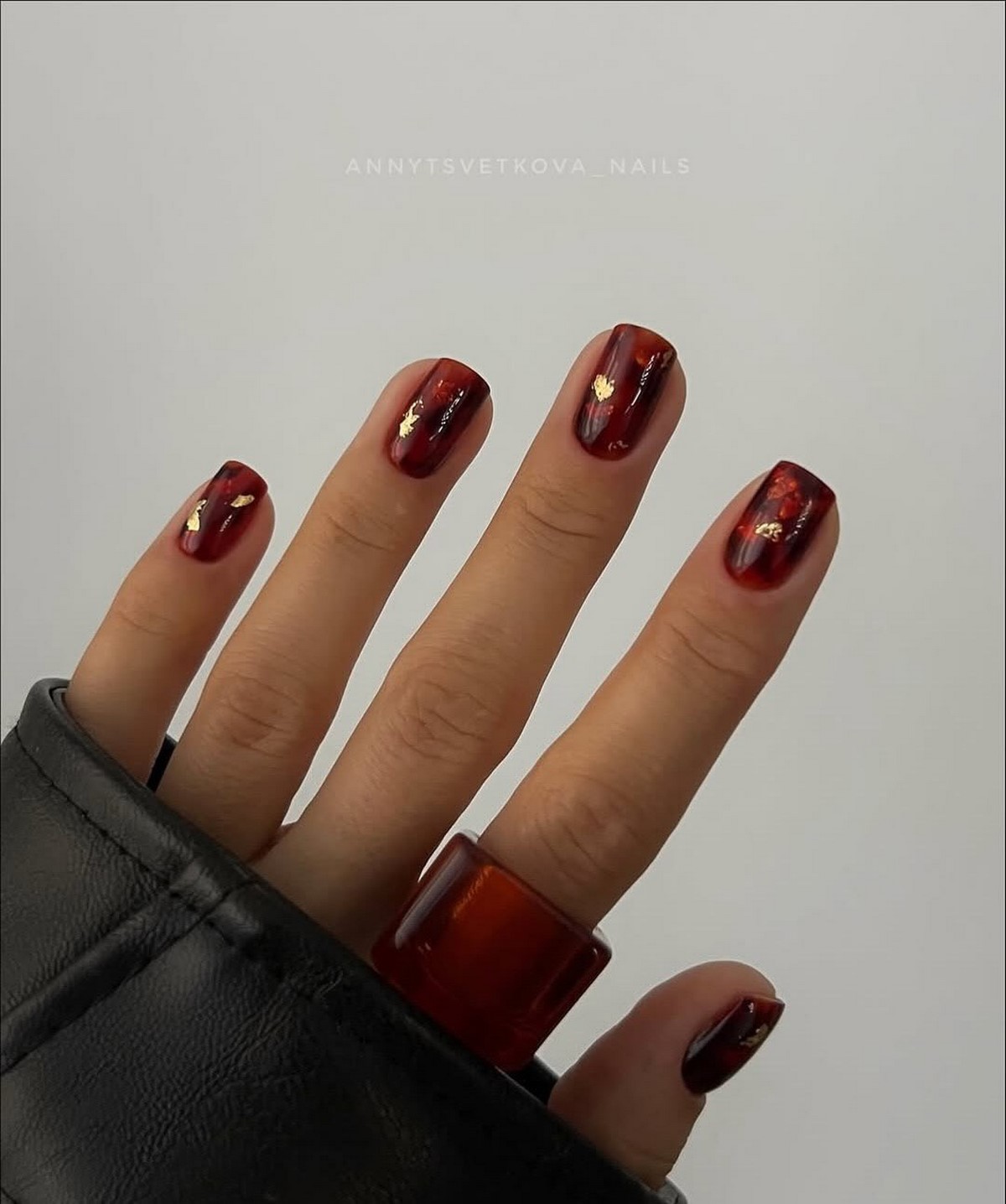 Модні темні нігті взимку 2026 року – найстильніші ідеї сезону